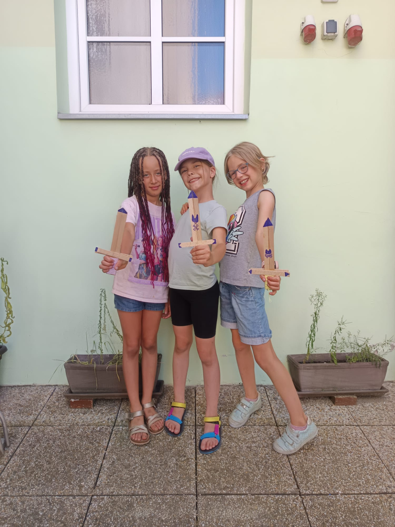 a4f85bc1-e084-47e1-ad83-21b44f89b478.jpg